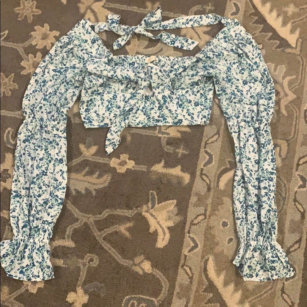 Cropped shirt that you can tie in the front.